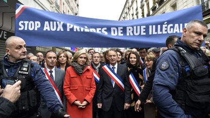 Le maire de Clichy rémi Muzeau et la présidente de la région Ile-de-France, Valérie Pécresse, le 10 novembre 2017&nbsp; Clichy (Hauts-de-Seine), lors d'une manifestation d'élus de droite et du centre contre les prières de rue de fidèles musulmans de la ville. (ALAIN JOCARD / AFP)