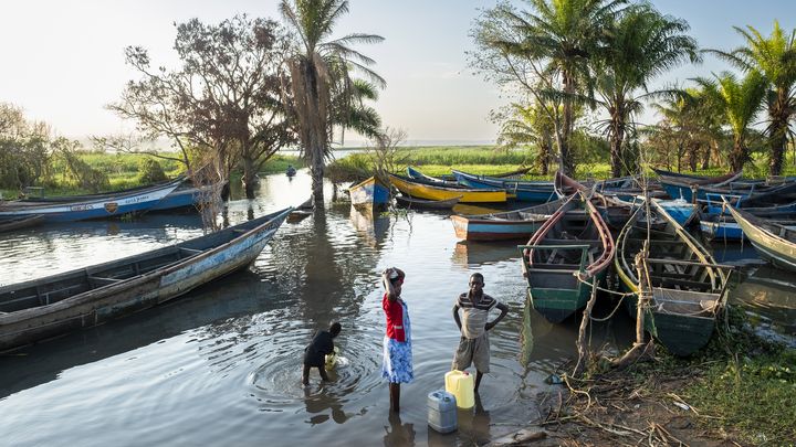 Le port de Wanseko, village du district de Buliisa, se situe sur les bords du lac Albert à l’endroit même où le Nil Victoria se jette dans ses eaux formant un delta. Le projet pétrolier Tilenga de Total Energies va bouleverser l’environnement socio-économique et écologique de toute la région. Wanseko, Buliisa District, Ouganda, mars 2021. (ROBIN LETELLIER)