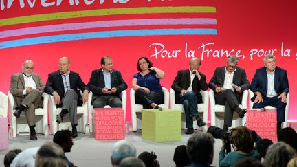 Robert Hue, Jean-Michel Baylet, Jean-Christophe Cambad&eacute;lis, Emmanuelle Cosse, Jean-Luc Benhamias, Pierre Laurent et Jean-Luc&nbsp;Laurent, r&eacute;unis &agrave; l'universit&eacute; d'&eacute;t&eacute; du PS &agrave; La Rochelle, le 30 ao&ucirc;t 2014. (JEAN-PIERRE MULLER / AFP)