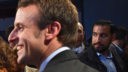 Alexandre Benalla (second plan)&nbsp;assure la sécurité du candidat à l'élection présidentielle Emmanuel Macron lors d'un meeting au Mans (Sarthe), le 11 octobre 2016. (JEAN-FRANCOIS MONIER / AFP)