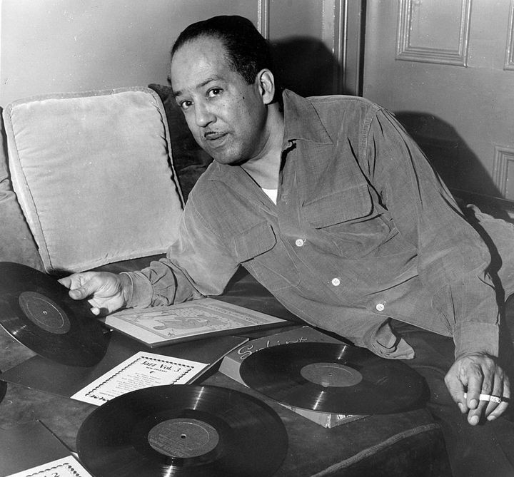 Portrait de l'auteur américain Langston Hugues (1902-1967) entouré de ses disques en 1954.
 (Fred Stein Archive/Archive Photos/Getty Images)