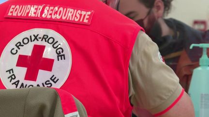 Le pass vaccinal adopté, jeudi 6 janvier, en première lecture à l'Assemblée nationale a poussé de nombreux réfractaires à se vacciner. 760 000 premières doses ont été administrées en un mois.&nbsp; (CAPTURE ECRAN / FRANCEINFO)