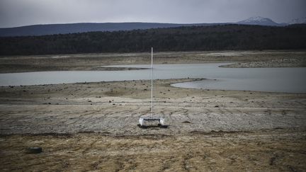 Le Lac de Montbel, à cheval sur l'Aude et l'Ariège, à un niveau anormalement bas du fait de la sécheresse hivernale, le 21 février 2023. (VALENTINE CHAPUIS / AFP)