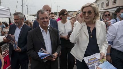 Marine Le Pen et Thierry Mariani lors de la campagne pour les élections régionales, le 17 juin 2021,&nbsp;à&nbsp;Six-Four-les-Plages (Var).&nbsp; (CHRISTOPHE SIMON / AFP)