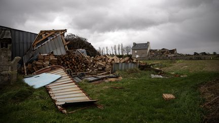 Des dégâts sur une propriété après le passage de la tempête Ciaran à Kerlouan, dans le département du Finistère en Bretagne, le 2 novembre 2023. (VINCENT FEURAY / MAXPPP)