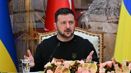 Le président ukrainien Volodymyr Zelensky lors d'une conférence de presse avec son homologue turc, le 8 mars 2024 à Istanbul. (OZAN KOSE / AFP)