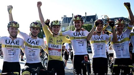 Tadej Pogacar fête sa victoire sur le Tour de France avec ses coéquipiers de UAE-Team Emirates à Paris, le 18 juillet 2021. (PHILIPPE LOPEZ / POOL / AFP)