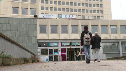 Fracture numérique : la longue attente téléphonique pour joindre les services publics (France 3)