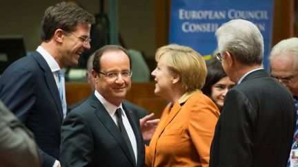 Fran&ccedil;ois Hollande et Angela Merkel, le jeudi 18 octobre, &agrave; leur arriv&eacute;e &agrave; Bruxelles (Belgique) pour le sommet europ&eacute;en.&nbsp; (BERTRAND LANGLOIS / AFP)