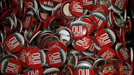 Des badges du Parti socialiste prônant l'union des partis de gauche pour les élections régionales. (FRANCOIS GUILLOT / AFP)