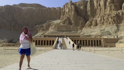 Une touriste sort du temple de la reine-pharaon Hatchepsout, pr&egrave;s de Louxor (Egypte), le 27 f&eacute;vrier 2013. (MOHAMED ABD EL GHANY / REUTERS)