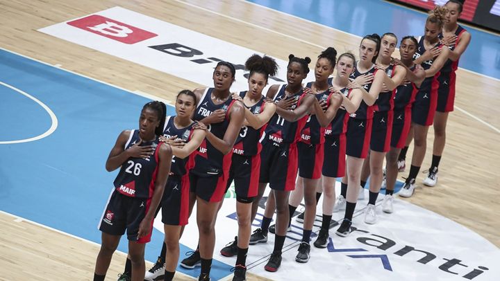 Eve Wembanyama (la deuxième en partant la gauche), avec l'équipe de France des U20 en 2021. (FIBA.BASKETBALL)