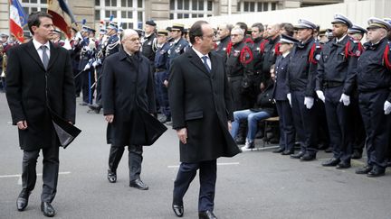 Le président François Hollande accompagné du Premier ministre Manuel Valls et du ministre de l'Intérieur Bernard Cazeneuve, le 13 janvier 2015 à Paris. (FRANCOIS MORI / AFP)