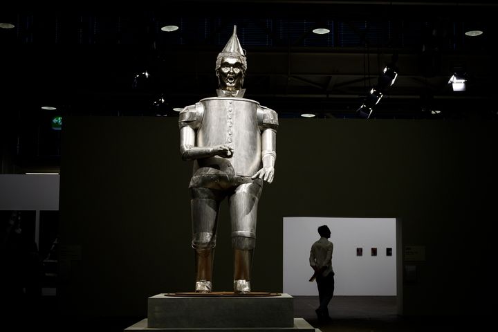 "Tin Man of the Twenty First Century", une oeuvre de l'artiste cubano-américaine Coco Fusco, à Art Basel, la foire internationale d'art de Bâle (Suisse), le 12 juin 2019 (FABRICE COFFRINI / AFP)