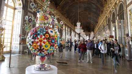 Une sculpture de l'artiste japonais Takashi Murakami, "Flower Matango", expos&eacute;e dans la galerie des Glaces de Versailles, le 9 septembre 2010. (PIERRE VERDY / AFP)