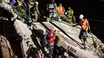 Les secours à l'œuvre à Mexico, après le tremblement de terre qui frapé le Mexique, le 19 septembre 2017. (RONALDO SCHMIDT / AFP)