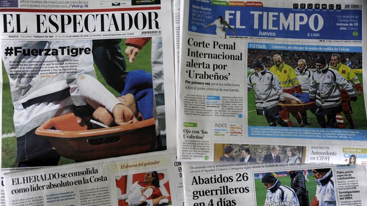 Les unes des journaux colombiens jeudi 23 janvier, au lendemain de la blessure de l'attaquant star du pays lors d'un match de Coupe de France. (EITAN ABRAMOVICH / AFP)