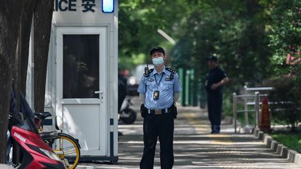 A Chinese police officer in Beijing, May 9, 2023. (GREG BAKER / AFP)