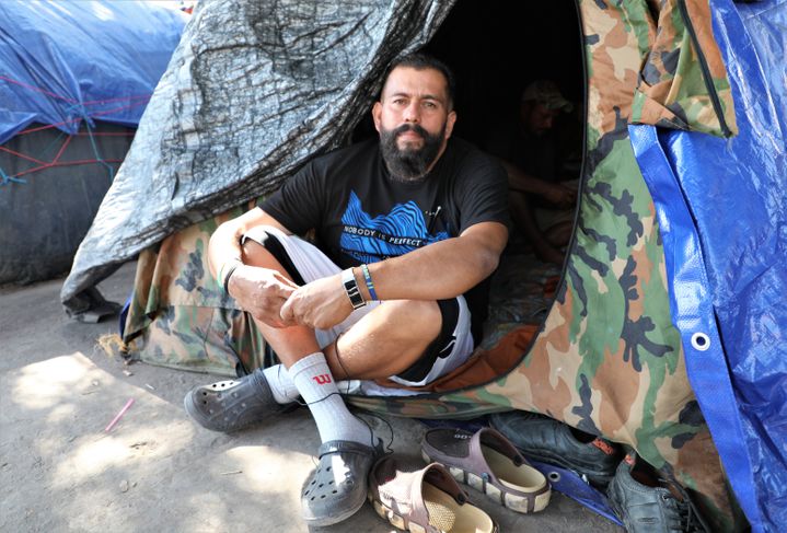 Fredy Castillo, qui vit dans le campement de fortune de "La Plaza", le 1er décembre 2021 à Reynosa (Mexique). (VALENTINE PASQUESOONE / FRANCEINFO)