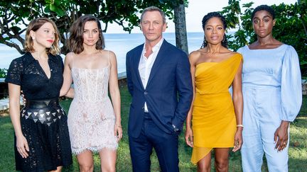 Daniel Craig, interprète de James Bond, entouré de ses co-stars du pochain film de la saga, dont Lashana Lynch à droite. (ROY ROCHLIN / GETTY IMAGES NORTH AMERICA)