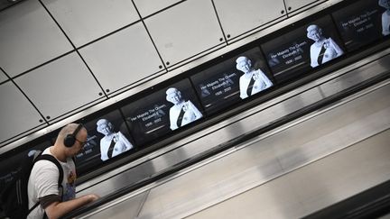 Le portrait&nbsp;de la reine s'affiche dans les&nbsp;stations souterraines de Tottenham Court Road, à Londres (Royaume-Uni) le 11 septembre 2022. (MARCO BERTORELLO / AFP)