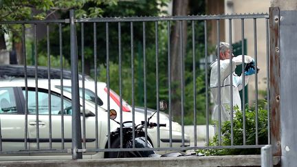 Un enquêteur de la police scientifique sur les lieux de l'agression présumée du directeur des Restos du Cœur de Montreuil (Seine-Saint-Denis) le 1er juillet 2016. (MAXPPP)