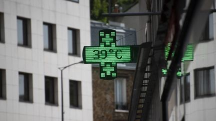 Le thermomètre d'une pharmacie affiche près de 39 °C lors d'une vague de chaleur, le 18 juin 2022, à Issy-les-Moulineaux (Hauts-de-Seine). (MAGALI COHEN / HANS LUCAS / AFP)