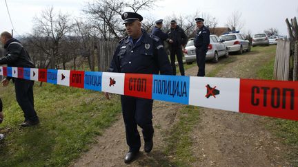 Des policiers interdisent l'acc&egrave;s au village de Velika Ivanca (Serbie), le 9 avril 2013. (MARKO DJURICA / REUTERS)