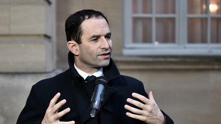 Benoît Hamon devant les journalistes à Matignon, Paris, le 30 janvier&nbsp;2017 (PHILIPPE LOPEZ / AFP)