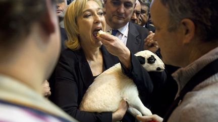 La candidate du Front national Marine Le Pen en visite au Salon de l'agriculture &agrave; Paris, le 2 mars 2012. (YOAN VALAT / EPA / MAXPPP)