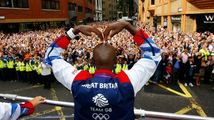 L'athlète britannique Mo Farah salue la foule lors de la "Victory Parade" suivant les Jeux de Londres, le 10 septembre 2012. (DAVID DAVIES / WPA POOL / GETTY IMAGES EUROPE)