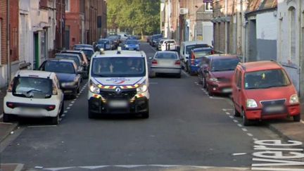 Un&nbsp;policier pris en photo par Google Maps dans une rue de Roubaix. (GOOGLE MAPS)