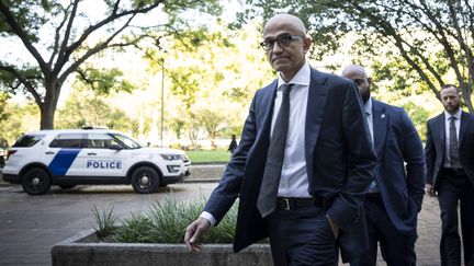 Le PDG de Microsoft, Satya Nadella, à son arrivée devant le tribunal à Washington, le 2 octobre 2023. (DREW ANGERER / GETTY IMAGES / AFP)