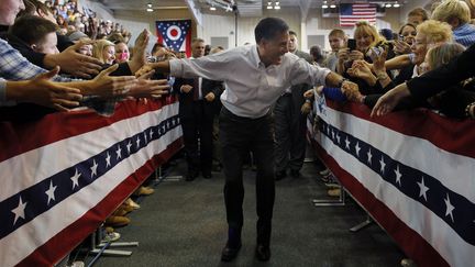 J-8 #TEAMROMNEY Haie d'honneur pour le candidat r&eacute;publicain en marge d'un discours &agrave; Avon Lake (Ohio), le 29 octobre 2012. (BRIAN SNYDER / REUTERS)