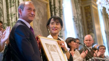 Dans les salons de l'Hôtel de ville, elle reçoit le diplôme de citoyenne d'honneur de la ville de Paris des mains du maire, Bertrand Delanoë.

«En 2009, alors que j'étais en prison, on m'a dit que Paris était en émoi. Je fus étonnée et heureuse que Paris soutienne ma cause avec une telle vigueur.» (AFP PHOTO / FRED DUFOUR)