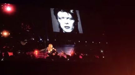 Madonna chante en hommage à Bowie, 13 janvier 2016
 ( Capture d&#039;écran YouTube)