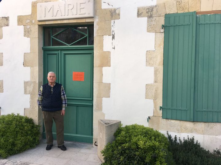 Jean-Louis Olivier, le maire de la commune d’Ars-en-Ré, en mars 2020. Il&nbsp;assume la fermeture des plages sur l’ile et celle des pistes cyclables. "L’heure est grave" dit l’élu. (FARIDA NOUAR / RADIO FRANCE)