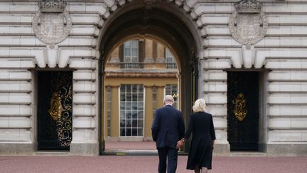 Le roi Charles III de Grande-Bretagne et Camilla, reine consort de Grande-Bretagne, marchent vers le palais de Buckingham à Londres le 9 septembre 2022 pour la première fois depuis l'attribution de leur nouveau titre royal. (YUI MOK / POOL / AFP)
