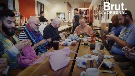 Des hommes partageant la même passion pour le tricot ont choisi de se rejoindre chaque semaine dans un café de San Francisco, aux États-Unis. Le slogan de leur club est "L'écoute, les métiers manuels et la communauté".