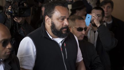 Dieudonn&eacute; M'bala M'bala se rend &agrave; son proc&egrave;s sur le bail du th&eacute;&acirc;tre de la Main d'or, le 29 avril 2014, &agrave; Paris. (  MAXPPP)