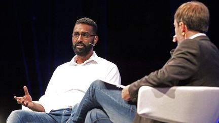 Khalid Albaih (à gauche), caricaturiste soudanais en exil depuis 30 ans, à Bilbao (Espagne), le 8 octobre 2015. (LUIS TEJIDO / EFE via MAXPPP)