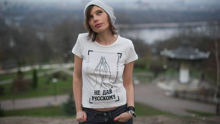 La chanteuse ukrainienne Irena Karpa pose pour la campagne "Ne te donne pas &agrave; un Russe". (НЕ ДАЙ РУССКОМУ / FACEBOOK)