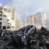 De la fumée s'échappe des décombres d'un bâtiment sur le site d'une frappe aérienne israélienne nocturne sur le quartier de Laylaki, dans la banlieue sud de Beyrouth, le 1er octobre 2024. (STR / AFP)