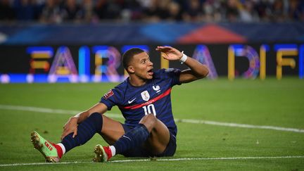 La frustration de Kylian Mbappé après la prestation décevante des Bleus face à la Bosnie-Herzégovine, le 1er septembre à Strasbourg.&nbsp; (FRANCK FIFE / AFP)