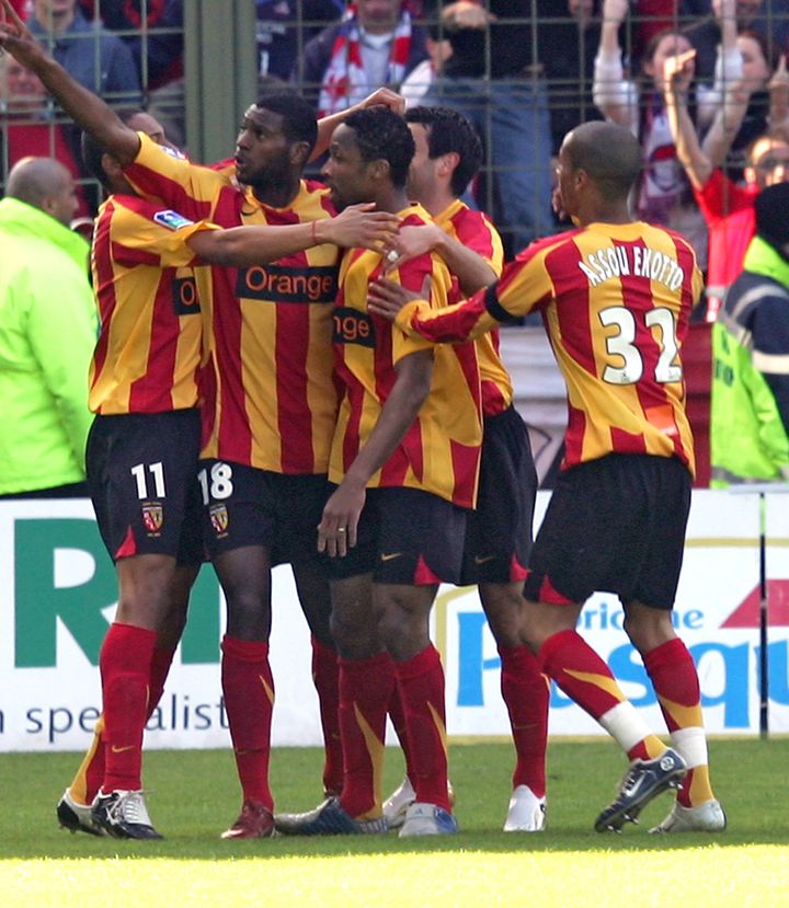 Les joueurs lensois lors de la dernière victoire des Sang et Or contre Lille en Ligue 1, en avril 2006 (DENIS CHARLET / AFP)