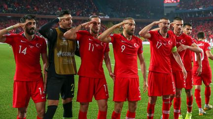 Des joueurs turcs miment un salut militaire après un but, le 11 octobre 2019, à Istanbul (Turquie). (EMRAH YORULMAZ / ANADOLU AGENCY / AFP)