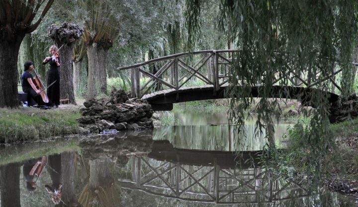 Promenade musicale près du "Pont chinois" des jardins de William Christie.
 (Stéphane Audran)