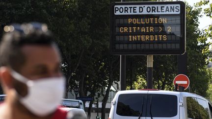 Un jour de pic de pollution à Paris, en juillet 2020 (illustration). (ALAIN JOCARD / AFP)