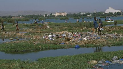 &nbsp; (Déchets sur le fleuve Niger qui traverse Bamako au Mali © Sipa Press)