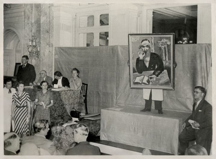 Vente aux enchères de "La Prise (Rabbin)" de Marc Chagall, Galerie Fischer,Lucerne 1939 (Gotthard Schuh - Fondation suisse pour la photographie)